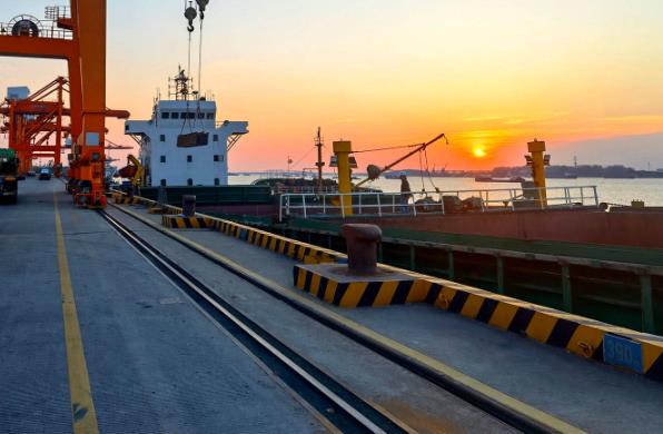宁波货运代理公司的特点和优势是什么？并探讨其在航运贸易中的作用