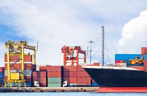 随着跨国贸易的不断增长，国际货运代理发挥着关键的作用